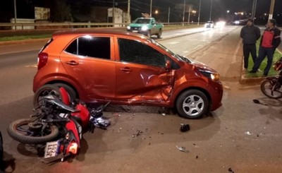 Motociclista queda con fracturas tras embestir por automóvil