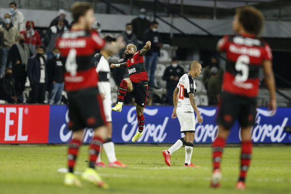 Flamengo destroza a un pésimo Olimpia en el «primer round»