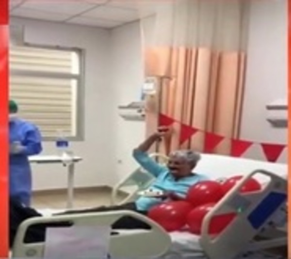 Abuelita vence al covid y le festejan su cumpleaños 73 en el hospital - Paraguay.com