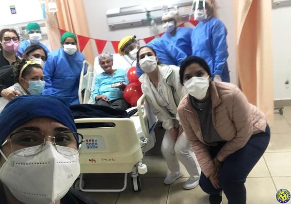 Abuelita luqueña vence al Covid-19 y festeja su cumpleaños en IPS Ingavi •