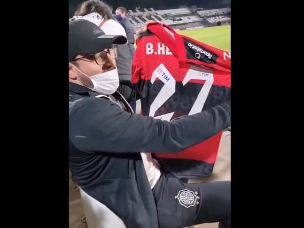 El gesto de Bruno Henrique con un hincha de Olimpia en platea - Olimpia - ABC Color