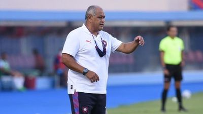 Chiqui Arce prueba variantes para el clásico con Olimpia
