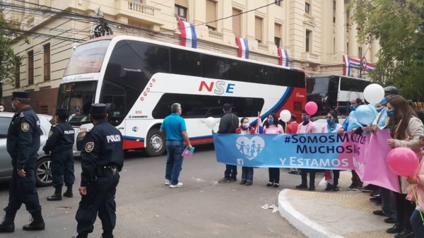 Diario HOY | Organizaciones provida y profamilia realizan marcha por las calles del microcentro