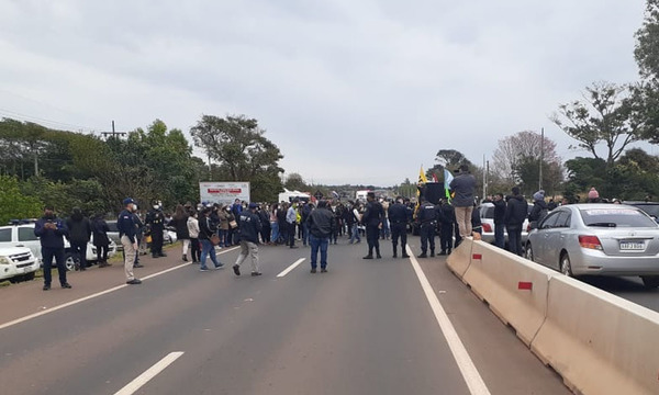 URGENTE: Docentes y camioneros bloquean Ruta Py02 en Coronel Oviedo - OviedoPress