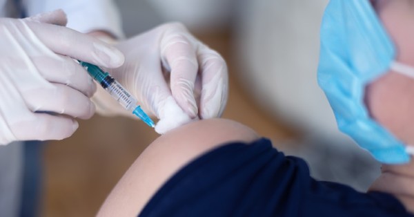 Acusan a enfermera de inocular agua con sal a pacientes tras romper un frasco con dosis de la vacuna contra el Covid-19 - C9N