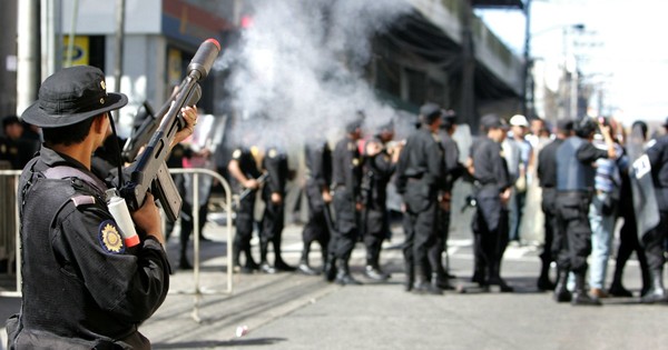 La Nación / Pandilleros presos toman de rehenes a 18 guardias en cárcel de Guatemala