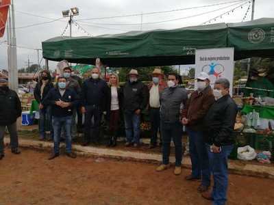 Productores de San Pedro recaudaron G. 45 millones mediante feria organizada por el MAG  | .::Agencia IP::.