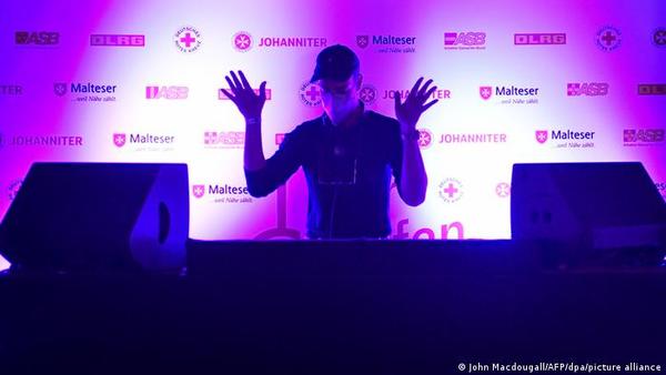 Berlín incentiva con fiestas tecno a jóvenes para que se vacunen contra el coronavirus
