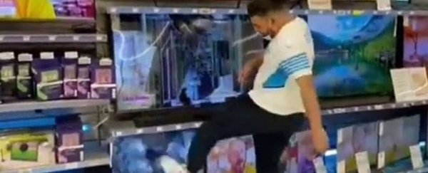 ¡Se volvió loco! Un hincha del Olympique de Marsella rompió TV ante llegada de Messi al PSG