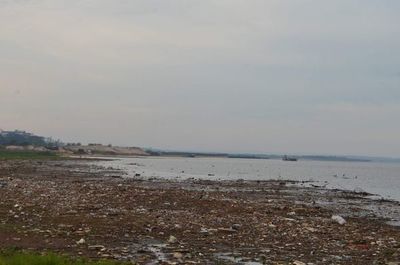 Bajante destapa basural en costa y cauce  del río - Nacionales - ABC Color