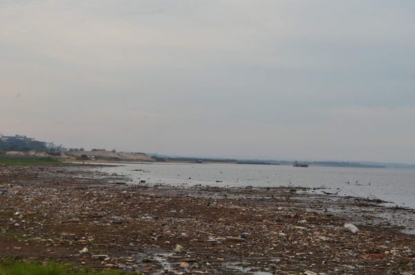 Bajante destapa basural en costa y cauce  del río - Nacionales - ABC Color