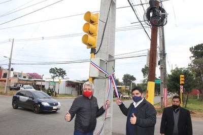 Plagueo y burlas por inauguración de un semáforo en San Lorenzo