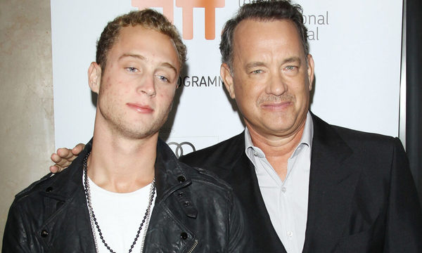 Hijo de Tom Hanks es criticado en redes por declararse antivacunas