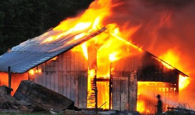 ¡Con fuego solucionó los problemas! Detienen a mujer por quemar la casa de su pareja tras una discusión