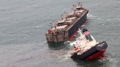Un buque carguero se partió en dos en la costa de Japón y generó un derrame de petróleo
