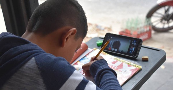 La Nación / Escuela subvencionada corta clases virtuales a alumnos atrasados en la cuota, denuncian