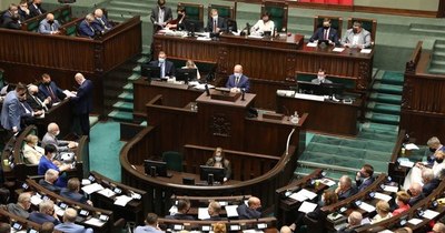 La Nación / Polonia aprueba una controvertida ley para amordazar a la prensa