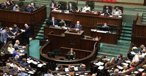 La Nación / Polonia aprueba una controvertida ley para amordazar a la prensa