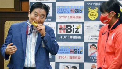 Atleta olímpica recibirá una nueva medalla después de que un intendente mordiera la suya