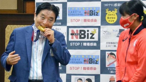 Atleta olímpica recibirá una nueva medalla después de que un intendente mordiera la suya