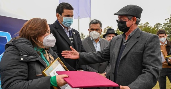 La Nación / Distinguen a la ministra de Deportes por apoyar ejecución de obras deportivas en Pirayú