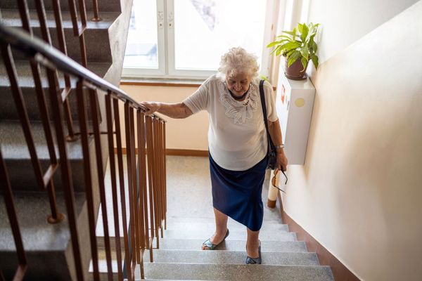 ¿Por culpa del vecino? Anciana vive atrapada en su casa