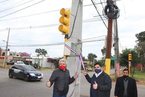 Acto de inauguración de semáforo causa indignación - Nacionales - ABC Color