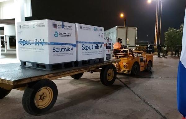 Salud recibe vacunas de Sputnik V y Sinovac