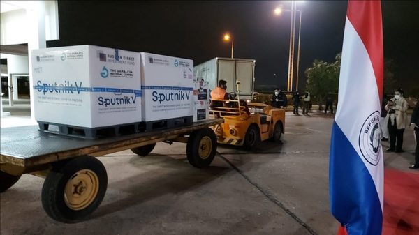 Llegan más lotes de vacunas de Sputnik V y Coronovac - Noticiero Paraguay