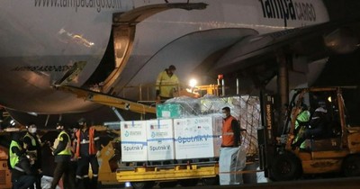 La Nación / Arribaron al país 20.000 dosis de Sputnik V y 13.104 de Coronavac