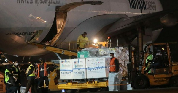 La Nación / Arribaron al país 20.000 dosis de Sputnik V y 13.104 de Coronavac