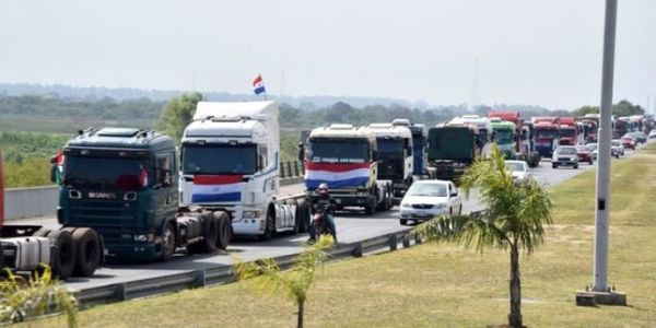 Policías custodian traslado de productos por el paro y agresiones de camioneros
