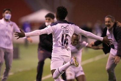 Djorkaeff Reasco anota el triunfo de la Liga Quito sobre el Paranaense - Fútbol Internacional - ABC Color