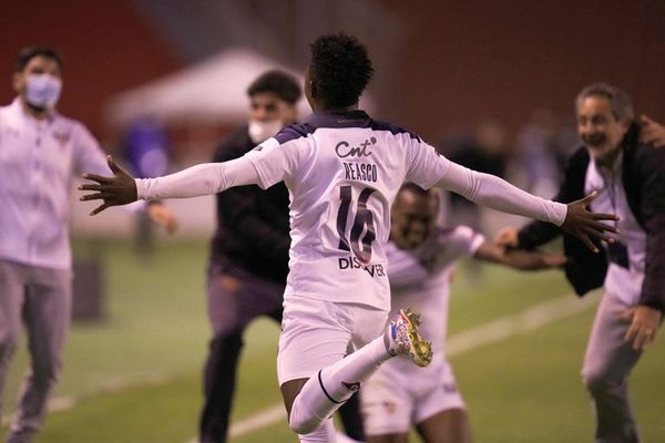 Djorkaeff Reasco anota el triunfo de la Liga Quito sobre el Paranaense - Fútbol Internacional - ABC Color