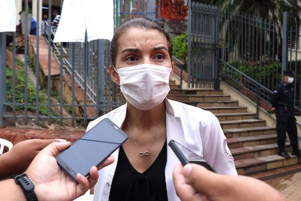 Cada médico deja de percibir G. 54 millones al año por trabajar más horas “gratuitamente”, afirman