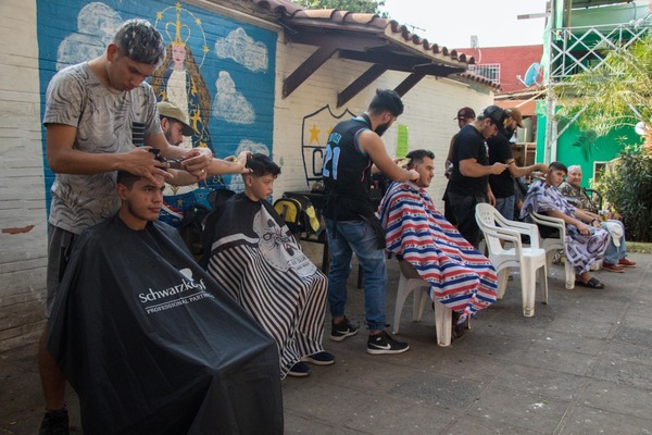 Barberos recorren barrios y "cambian el rostro" gratis