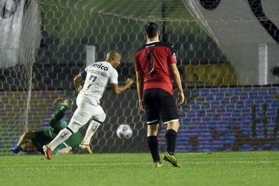 Libertad peca de inocente y pese a tener un hombre más, cae ante Santos