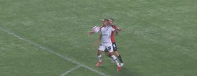 El insólito penal que le dieron a Santos ante Libertad en la Sudamericana
