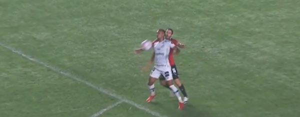 El insólito penal que le dieron a Santos ante Libertad en la Sudamericana