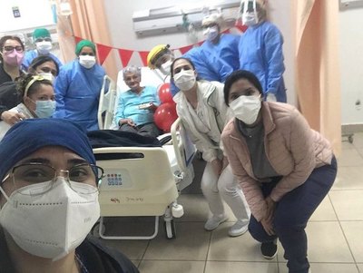 Crónica / En Ingavi festejaron cumple de una abuelita