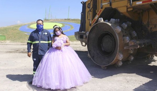 Crónica / Quinceañera se lució con fotos en basurero