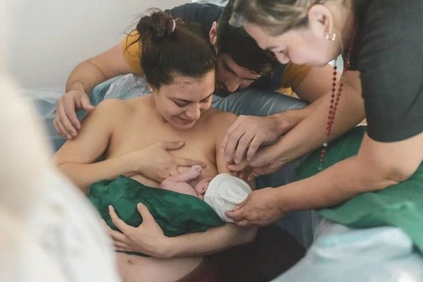 Crónica / ¡Ex-Miss tuvo a su segundo hijo en una pileta en la sala de su casa!