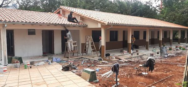 Obras en escuela de CDE culminan con cuatro meses de retraso y para colmo ya presentan fisuras - ABC en el Este - ABC Color