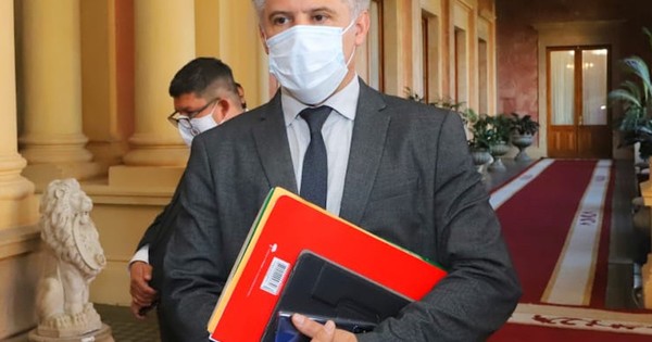 La Nación / Reiteran pedido de renuncia de Giuzzio ante pésima gestión