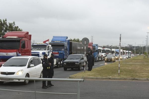 Senado ningunea a camioneros y éstos amenazan con parar por dos meses más - Nacionales - ABC Color