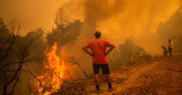 La Nación / Incendio arrasó con más de 100.000 há en Grecia