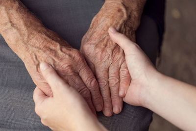 La población adulta mayor en Paraguay: Con reducido acceso a pensiones y sumergida en la informalidad - MarketData