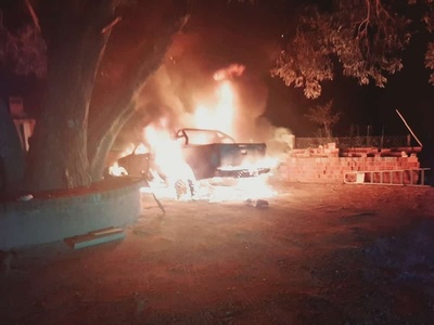 HIZO UN ASADO Y TERMINÓ INCENDIANDO SU LUJOSA CAMIONETA POR ACCIDENTE
