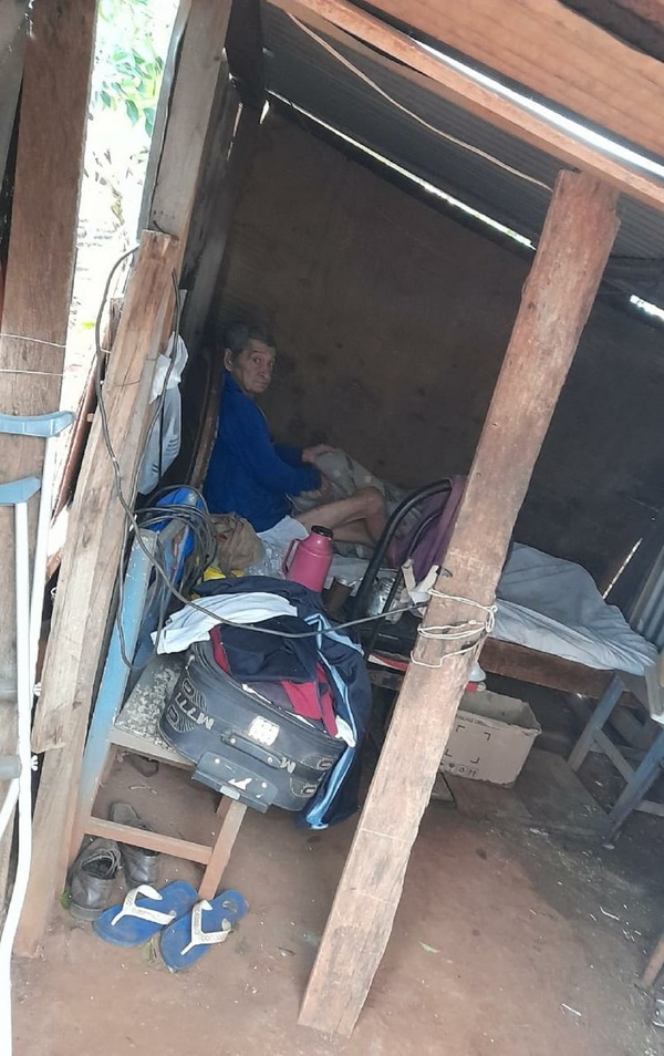 Piden ayuda para anciano que está postrado en cama