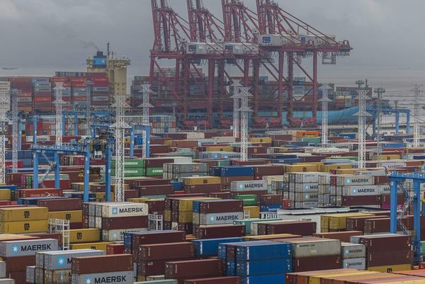 Cierre parcial del mayor puerto del mundo podría agravar atascos logísticos - Mundo - ABC Color